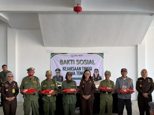 Wujud Apresiasi bagi Pengabdi Masyarakat, Kajati Jateng Salurkan Bansos Untuk Linmas Brebes