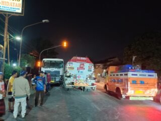 Diduga Rem Bermasalah, Truk Tangki BBM Tabrak Truk Molen di Pagojengan, Arus Lalu Lintas Sempat Tersendat