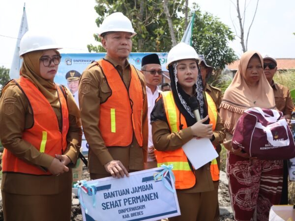 Batu Pertama Rumah Baru Ibu Rasti, Bupati Brebes: Semoga Jadi Awal Kehidupan yang Lebih Nyaman