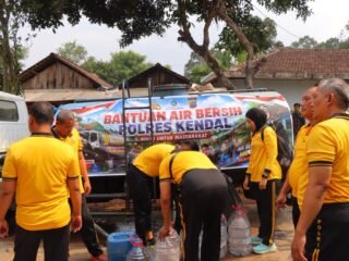 Polres Kendal Salurkan 12 Ribu Liter Air Bersih dan Beras untuk Warga Kalipuru