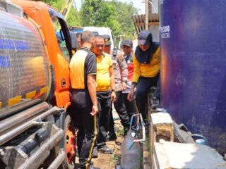 Ringankan Beban Warga Terdampak Kemarau, Kapolres Kendal Bagikan Air Bersih dan Sembako