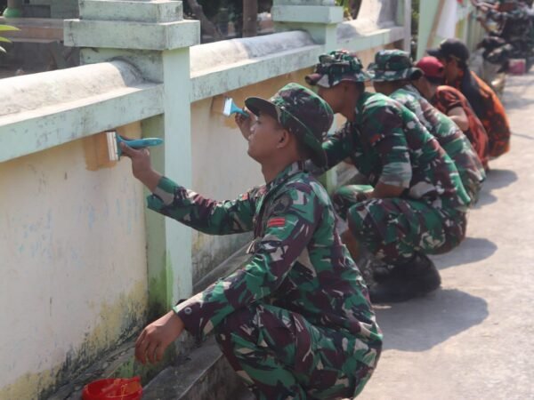 Batalyon Infanteri 407/PK Bersama PP dan Masyarakat, Gelar Karya Bakti Pembersihan dan Pengecetan Pagar Makam