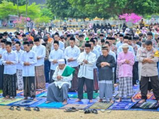 "Atasi Kemarau Panjang, Pemkab, Polres, dan Warga Banjarnegara Gelar Salat Istisqa di Alun-Alun"