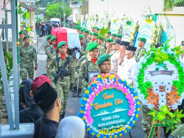 Gugur di Papua Pegunungan, Perwira Muda Lettu Inf Harits Adam Yuseno Dimakamkan Secara Militer di Banjarnegara