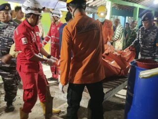 Posal Kluwut Bantu Evakuasi Jenazah ABK KMN. Barokah Anak Mas 03