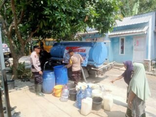 Jumat Barokah, Polsek Paguyangan Salurkan 4.000 Liter Air Bersih untuk Warga Terdampak Kekeringan