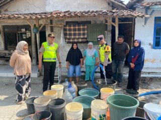 Peringati HUT Humas Polri ke-75, Polres Brebes Salurkan Bantuan Air Bersih untuk Warga Terdampak Kekeringan