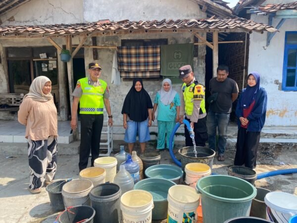 Peringati HUT Humas Polri ke-75, Polres Brebes Salurkan Bantuan Air Bersih untuk Warga Terdampak Kekeringan