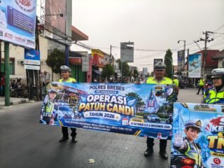 Tekan Risiko Kecelakaan, Satlantas Brebes Edukasi Pengendara dan Periksa Truk di Tol