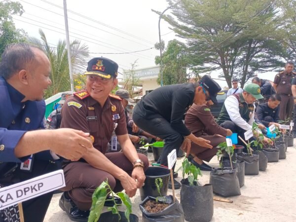 Jaga Kedaulatan Pangan, Kejaksaan Agung RI dan ASLINMAS Brebes Salurkan Bibit Cabai di Desa Grinting Bulakamba