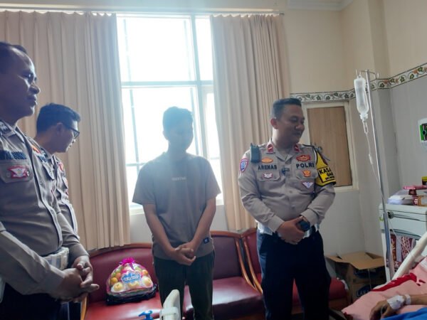 Tak Hanya Penegakan Hukum, Sat lantas Brebes Tunjukkan Kepedulian dengan Jenguk Korban Kecelakaan