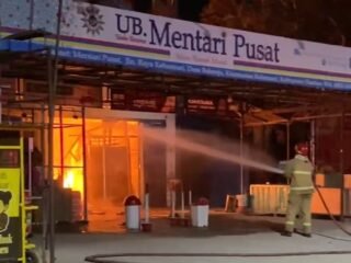 Toko Grosir dan Ritel Senilai Rp. 3,5 M di Madiun Amblas Ditelan Api