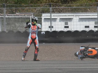 Tepuk Tangan Sinis Raul Fernandez ke Bezzecchi Usai Crash di Mandalika, Konflik Internal Aprilia Memanas