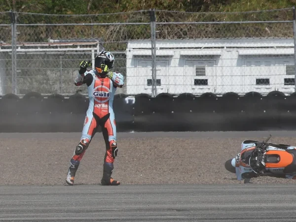 Tepuk Tangan Sinis Raul Fernandez ke Bezzecchi Usai Crash di Mandalika, Konflik Internal Aprilia Memanas