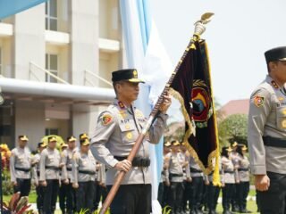 Serah Terima Pataka Maneka Tunggal Dharma Jadi Simbol Pergantian Kapolda Jateng, dari Irjen Pol Ribut Hari Wibowo kepada Irjen Pol Roy Hardi Siahaan