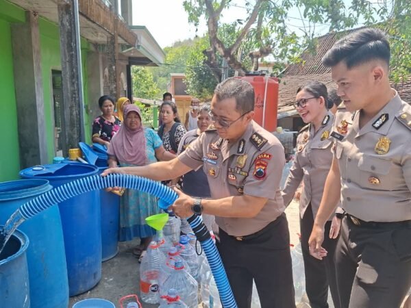 Warnai HUT Humas Polri ke-75, Bidhumas Polda Jateng Salurkan 16.000 Liter Air Bersih untuk Warga Jabungan