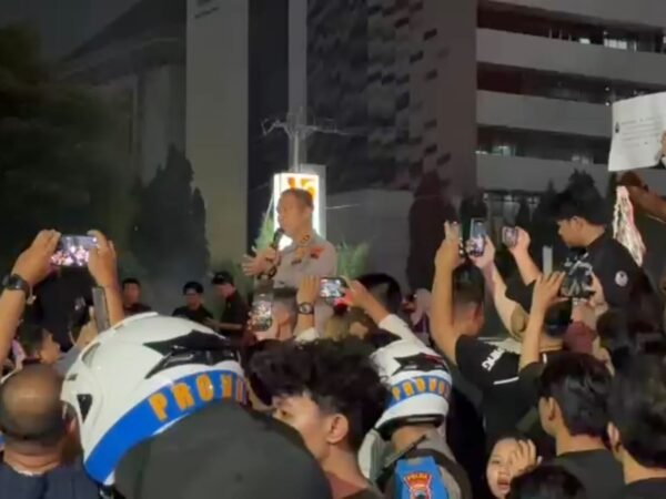 Kapolda Jateng Ajak Mahasiswa Jaga Ketertiban dan Tegaskan Penegakan Hukum bagi Pelanggar, Saat Temui Peserta Aksi di Jalan Pahlawan Semarang